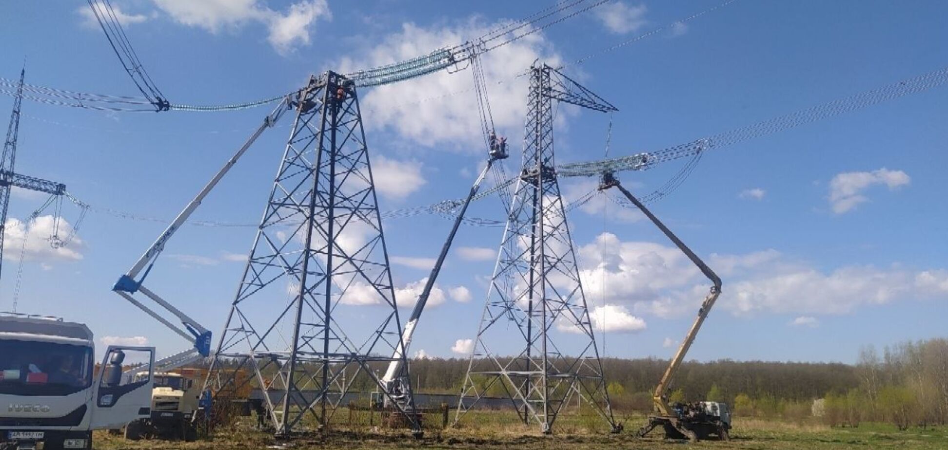 'Герои энергетического фронта': в 'Укрэнерго' рассказали об операции по восстановлению высоковольтных сетей