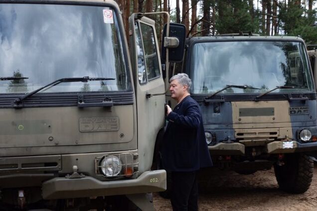Должны быстро обеспечить условия для контрнаступления: Порошенко на границе Польши и Украины показал британские грузовики для ВСУ