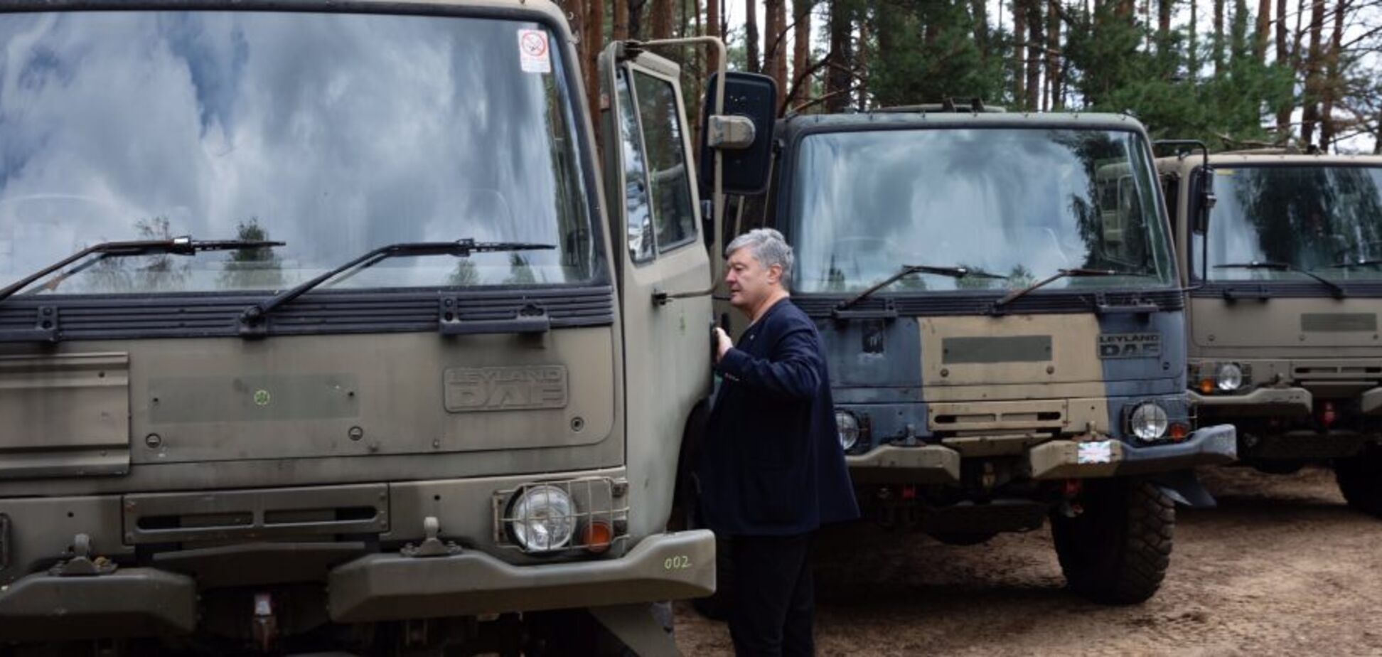 Маємо швидко забезпечити умови для контрнаступу: Порошенко на кордоні Польщі та України показав британські вантажівки для ЗСУ