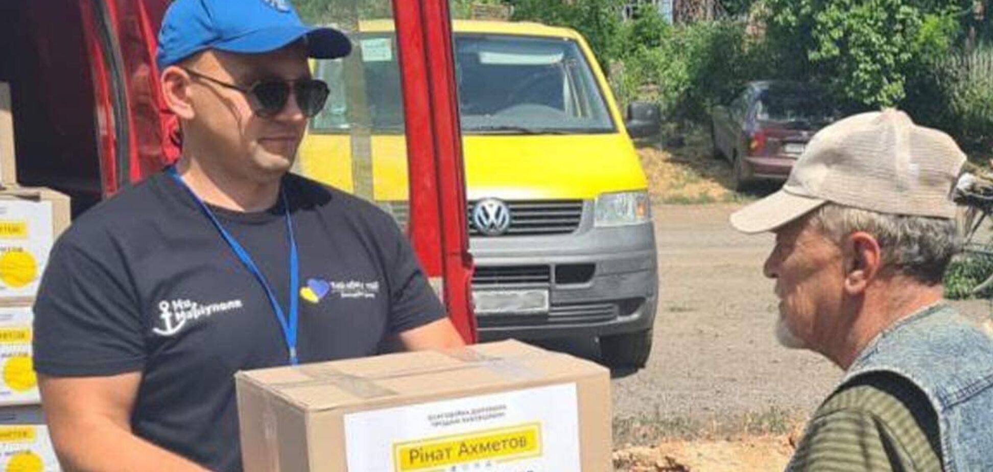Фонд Ріната Ахметова привіз на Донбас ще 7,2 тис. продуктових наборів
