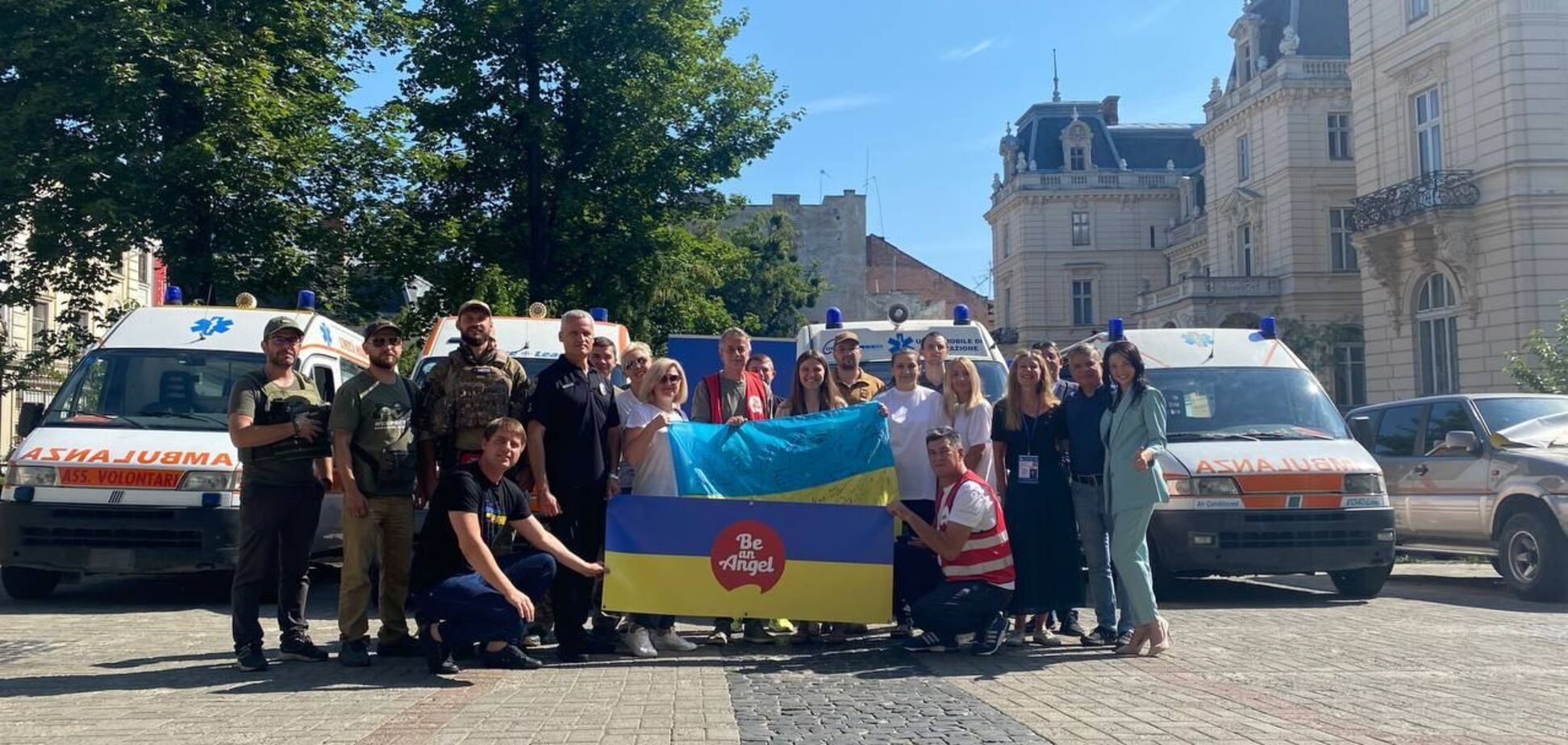 Немецкий благотворительный фонд передал 5 скорых и внедорожник для украинских защитников на передовую