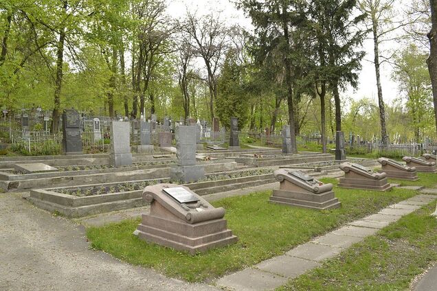 Комунальники продавали місця для похорону на закритих цвинтарях