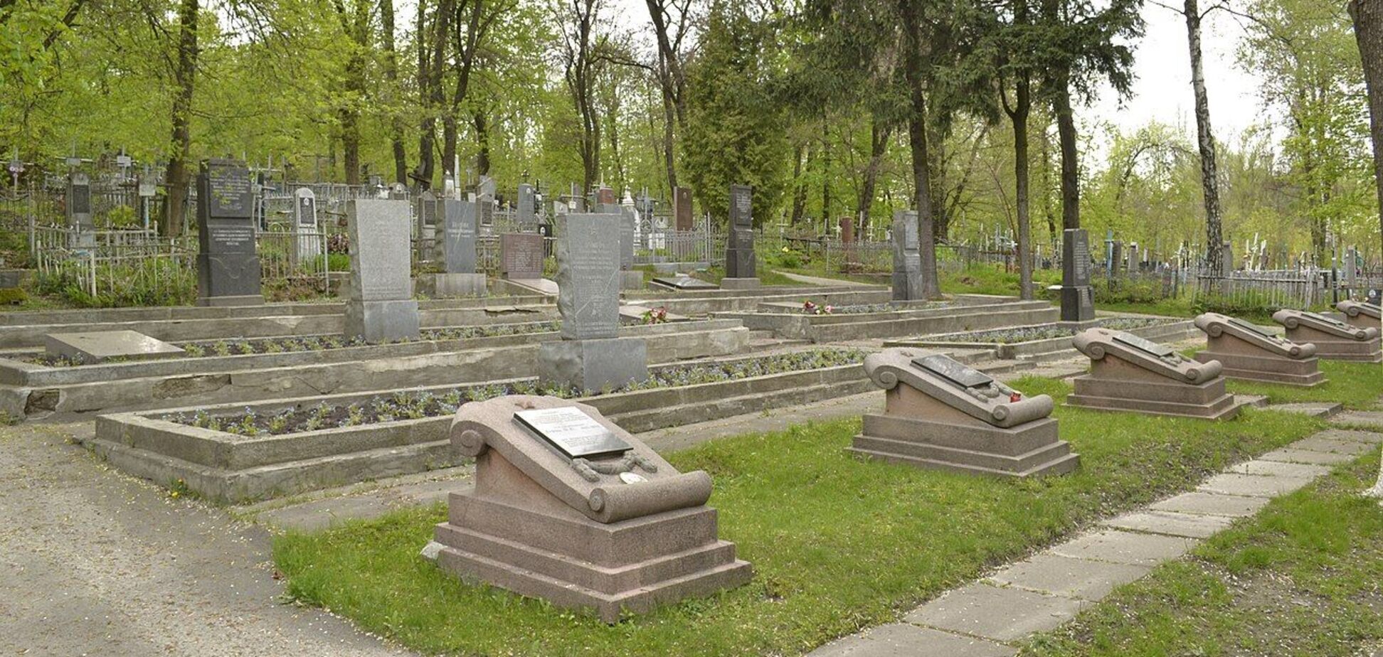 Комунальники продавали місця для похорону на закритих цвинтарях