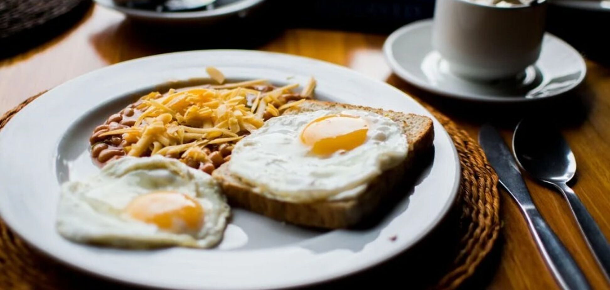 Как приготовить популярный завтрак крок-мадам: яичница и сэндвич одновременно