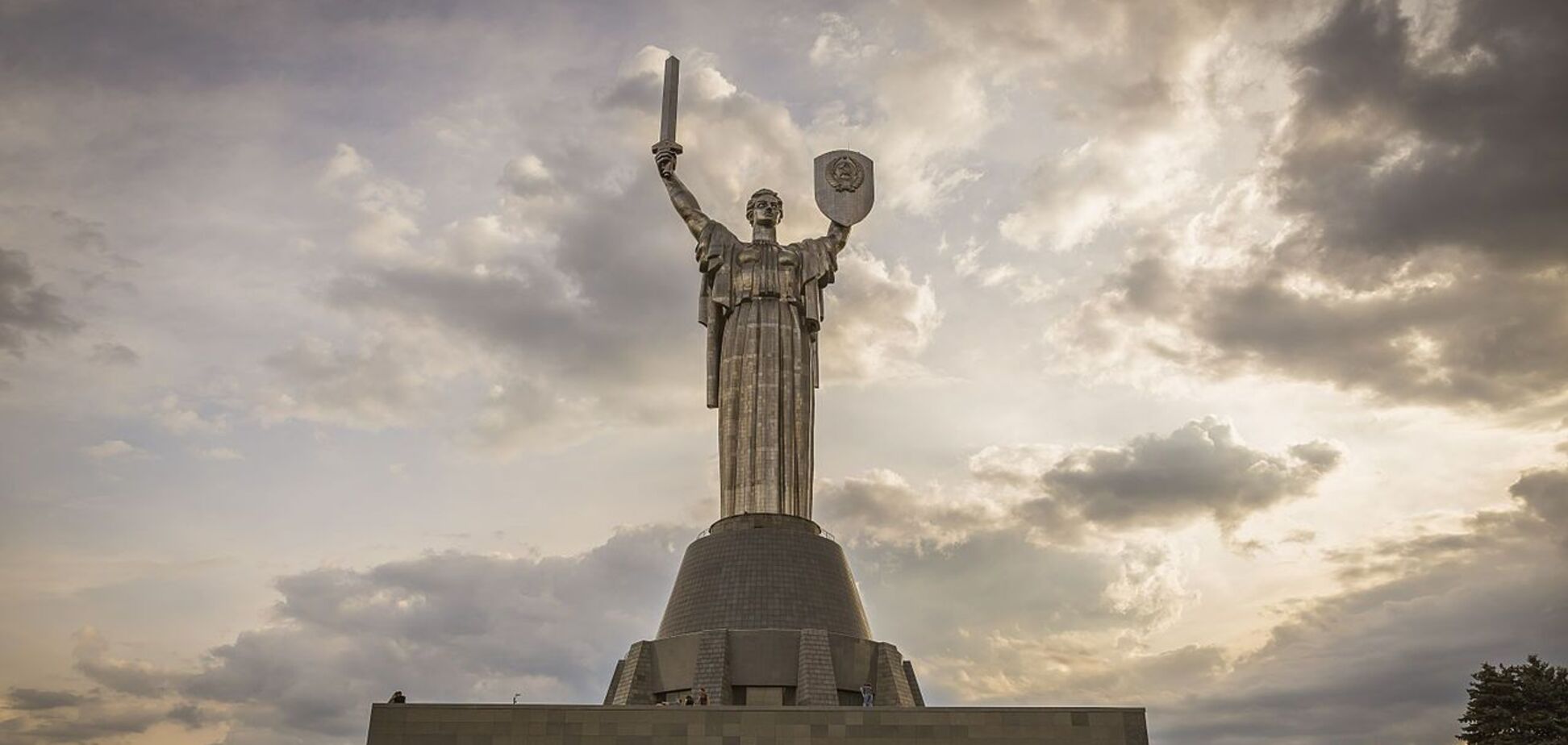 Украинцы поддержали идею демонтажа герба СССР