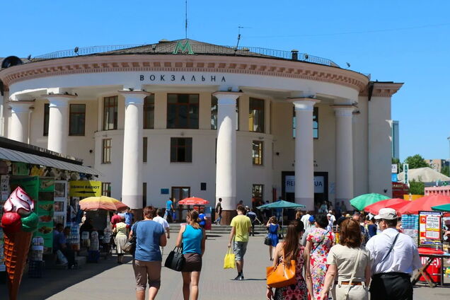 У Києві демонтують деякі МАФи біля станцій метро