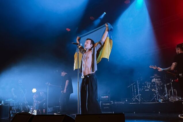 'Океан Ельзи' в унисон с украинцами в Германии выполнили 'Обійми'