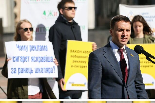 В Україні почав діяти закон про заборону куріння у визначених місцях: що потрібно знати