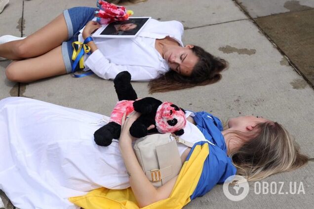 В США украинки устроили акцию с требованием признать РФ государством-террористом: принесли фото убитых им детей