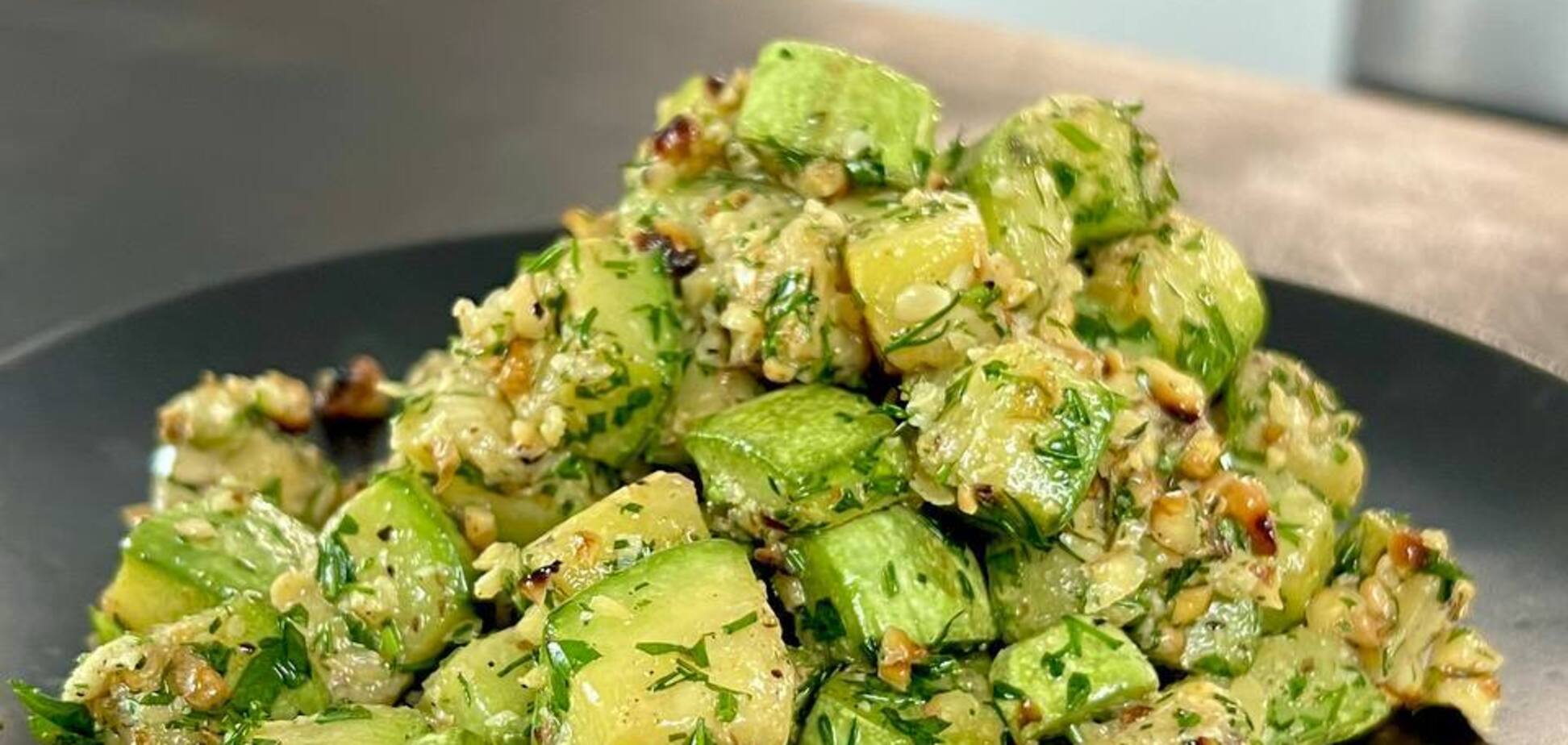 Пікантний салат з кабачків: з чим смачно поєднати овоч