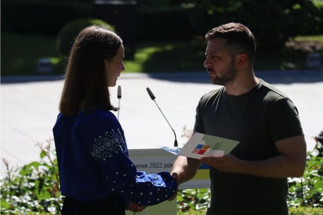 В День Государственности Украины Зеленский вручил паспорта 14-летним украинцам – детям погибших военных и победителям олимпиад. Фото и видео