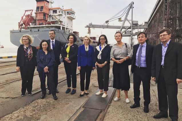 Послы G7 прибыли в Одессу для контроля работы 'зернового коридора'. Фото