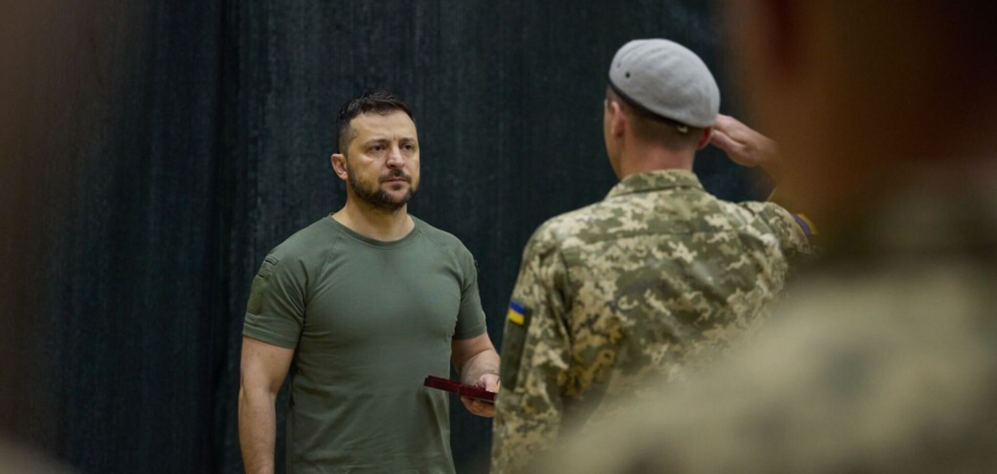 Зеленський вручив нагороди військовослужбовцям ССО ЗСУ: прошу робити все, щоб у ворога земля горіла під ногами