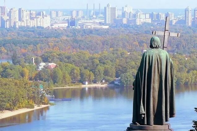 Центр усього слов’янського християнства Київ бомбардує безбожна поганська Москва
