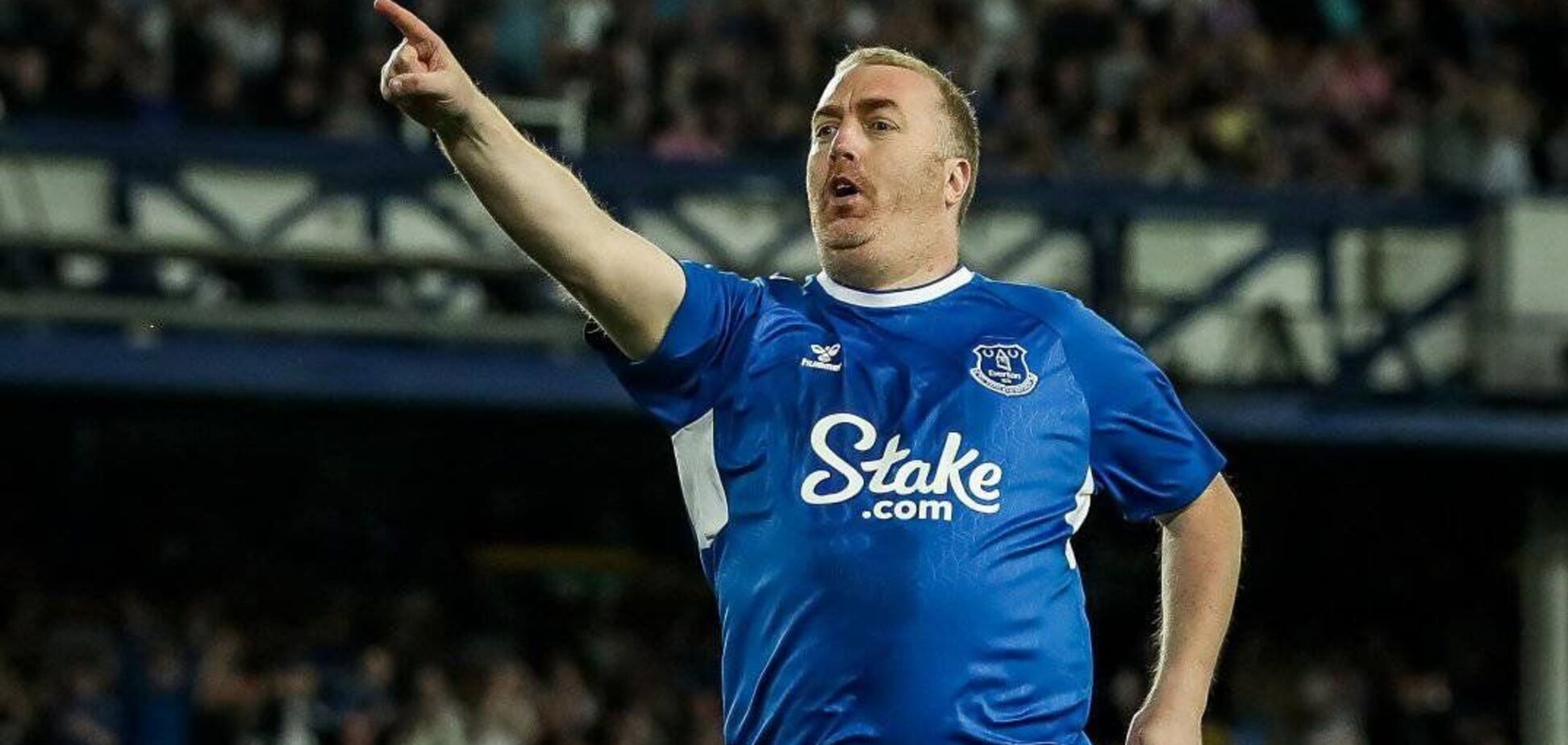 За такие мгновения следует жить и воевать: за что ФК Эвертон разрешил выйти на поле своему болельщику