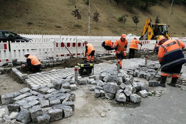 Работы продолжались на нескольких участках по всей длине улицы