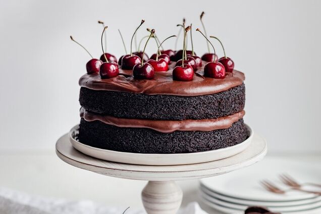 Шоколадний торт з вишнею