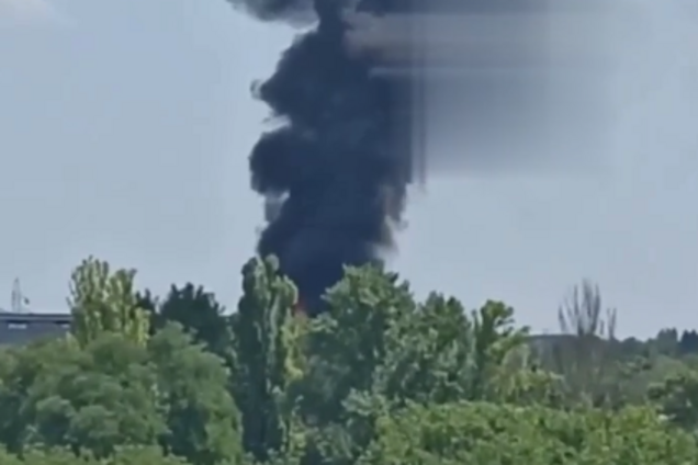 В Донецке точным ударом уничтожена база БК и ГСМ оккупантов: валит черный дым. Видео