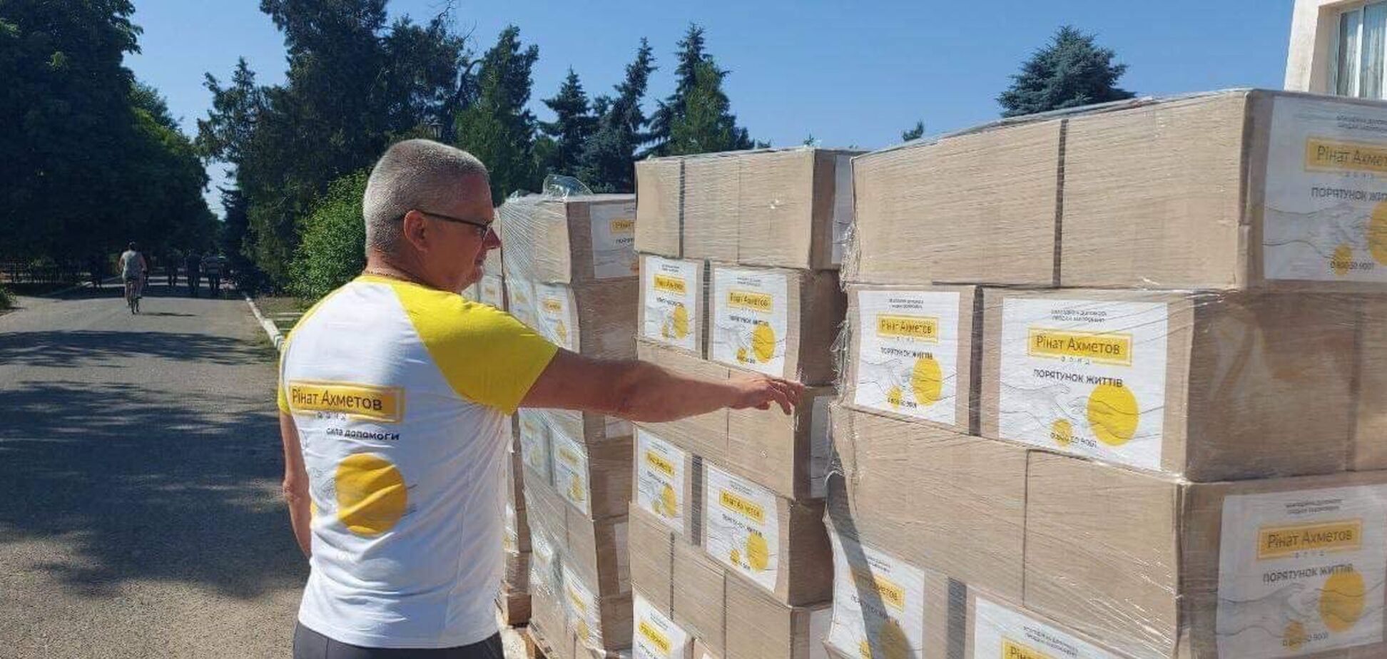 Продукты для переселенцев Березанщины: Фонд Рината Ахметова и ДТЭК ВИЭ доставили очередную гуманитарную помощь