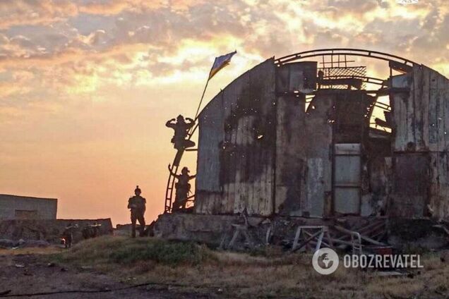 Бійці Сил спеціальних операцій ЗСУ розмінували звільнений від російських окупантів острів Зміїний і встановили там український прапор