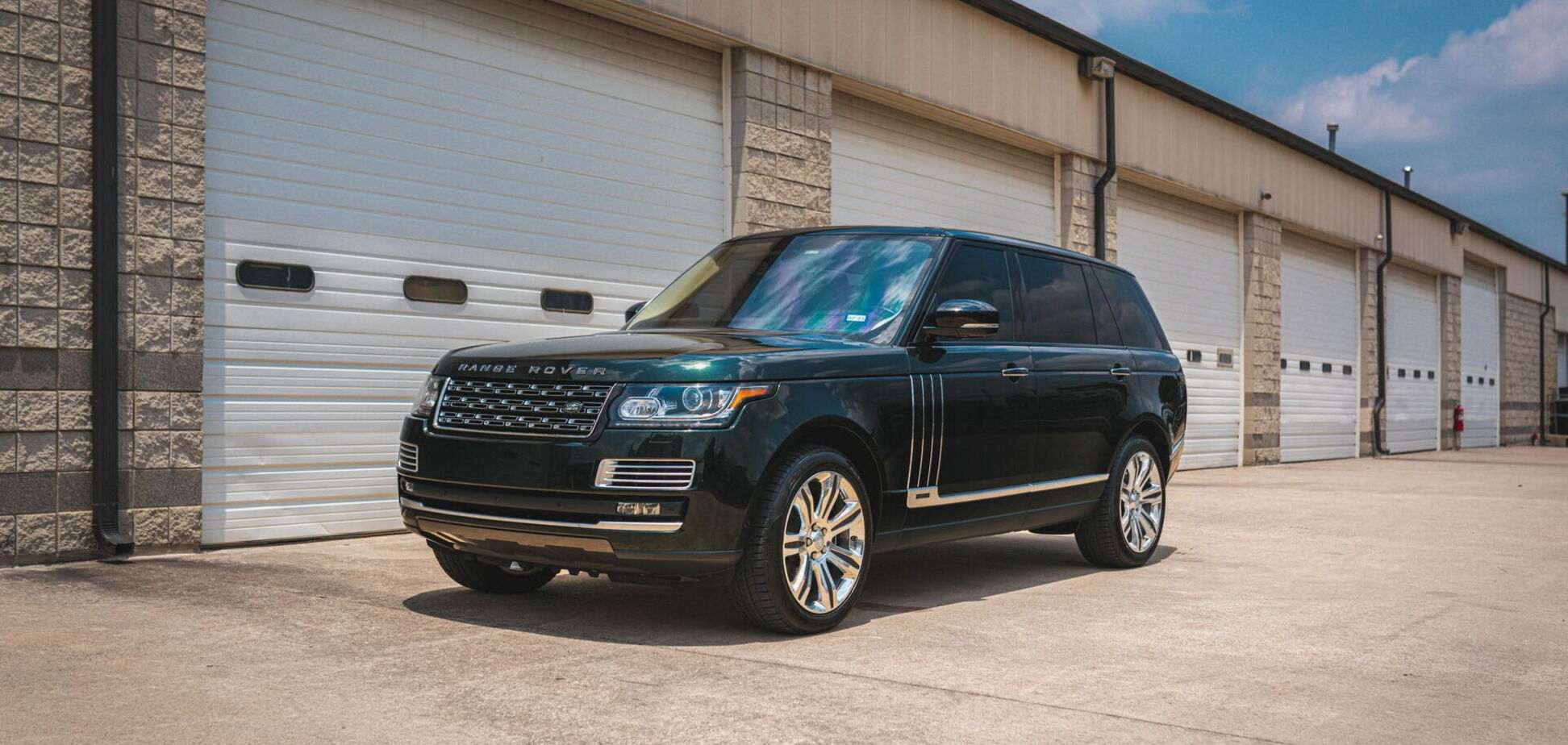 На продаж виставили рідкісний Range Rover SV AutoBiography. Відео