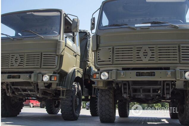 Шість вантажівок і п’ять джипів:  влада  Дніпра передала чергову партію автомобілів на фронт