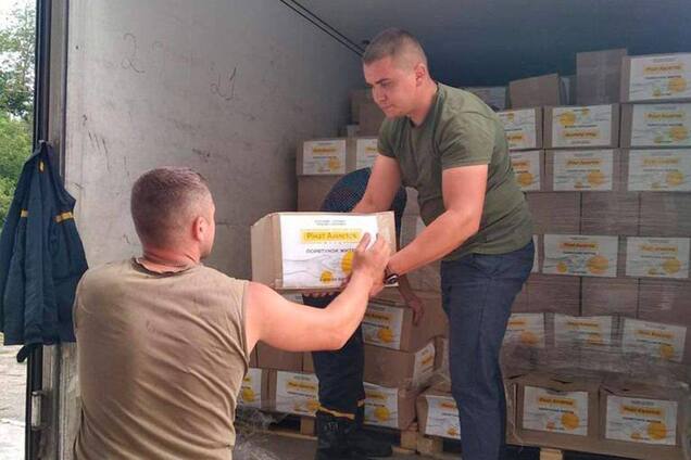Допомога на лінії фронту: переселенці на Харківщині отримали продукти від Фонду Ріната Ахметова