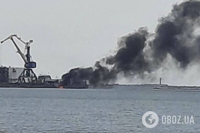 В окупованому Бердянську прогримів вибух у порту, у небо піднявся стовп диму. Фото  