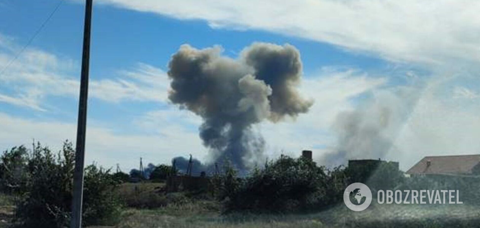 В окупованому Криму прогриміли вибухи, піднявся дим. Фото і відео