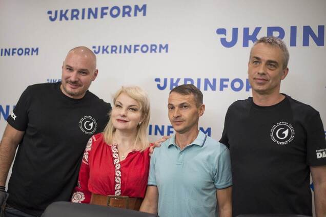 Лондонська фірма подарує українцям 20 тис. мобільних телефонів на сонячних батареях: хто зможе отримати