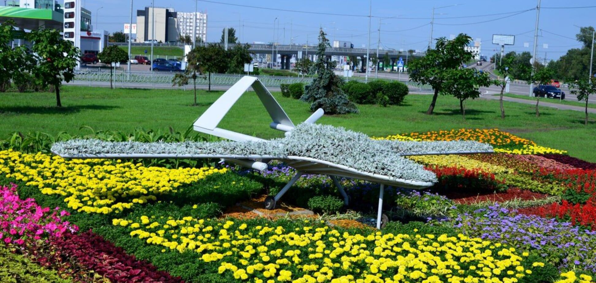 Часть клумбы сделана в виде беспилотника