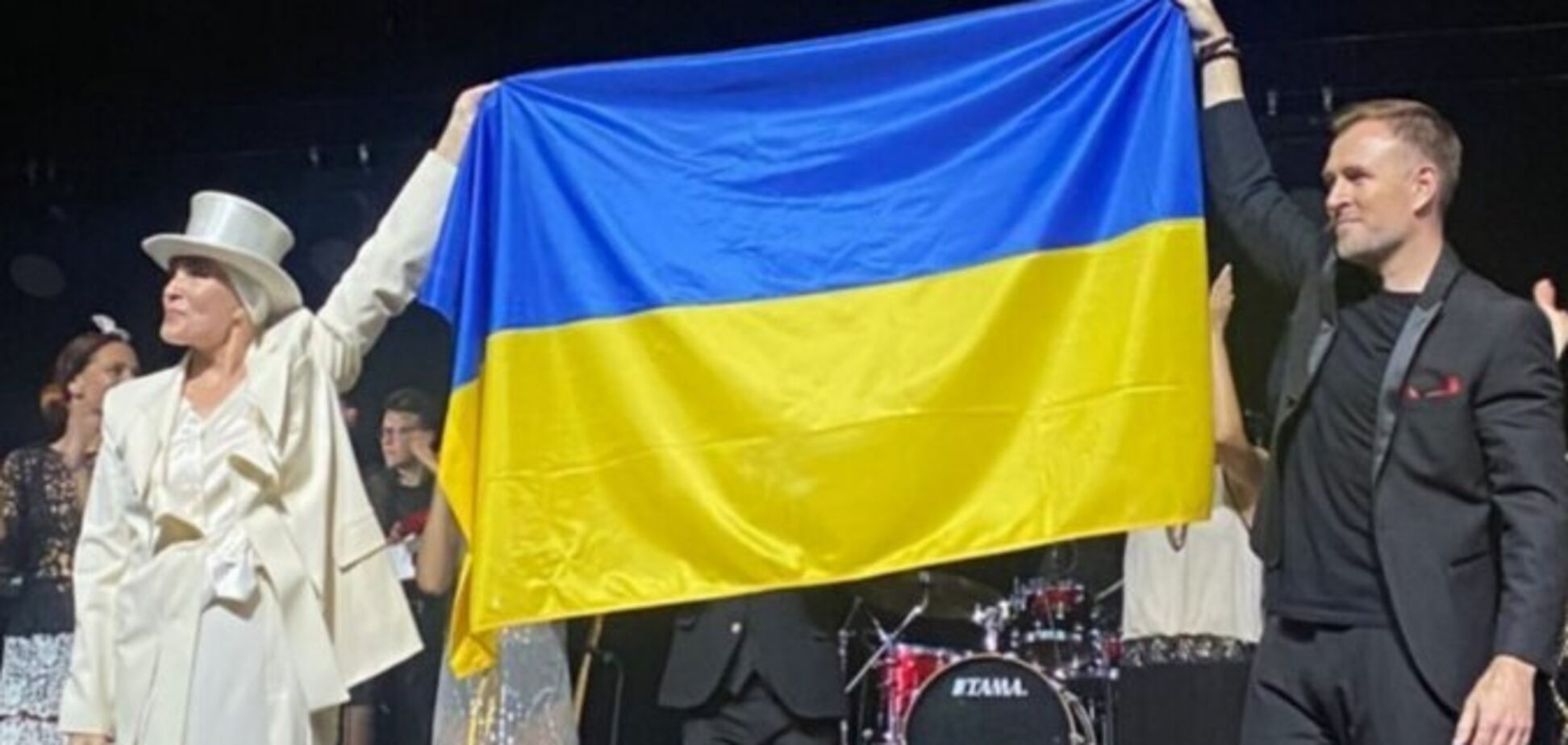 Лайма Вайкуле открыто поддержала Украину: певица вышла на сцену с сине-желтым флагом