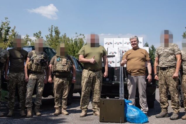 В прифронтовом городке в Донецкой области Порошенко передал воздушно-десантной бригаде дроны и оборудование для связи