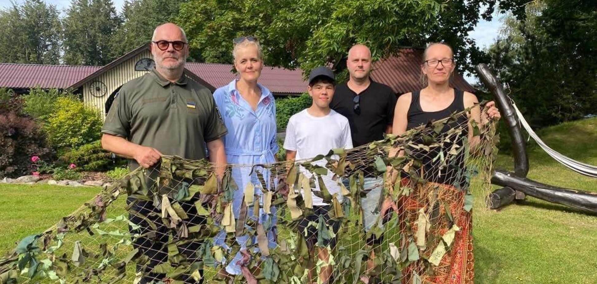 Президент Эстонии принял участие в плетении маскировочных сеток для ВСУ: украинцы поблагодарили за поддержку. Фото