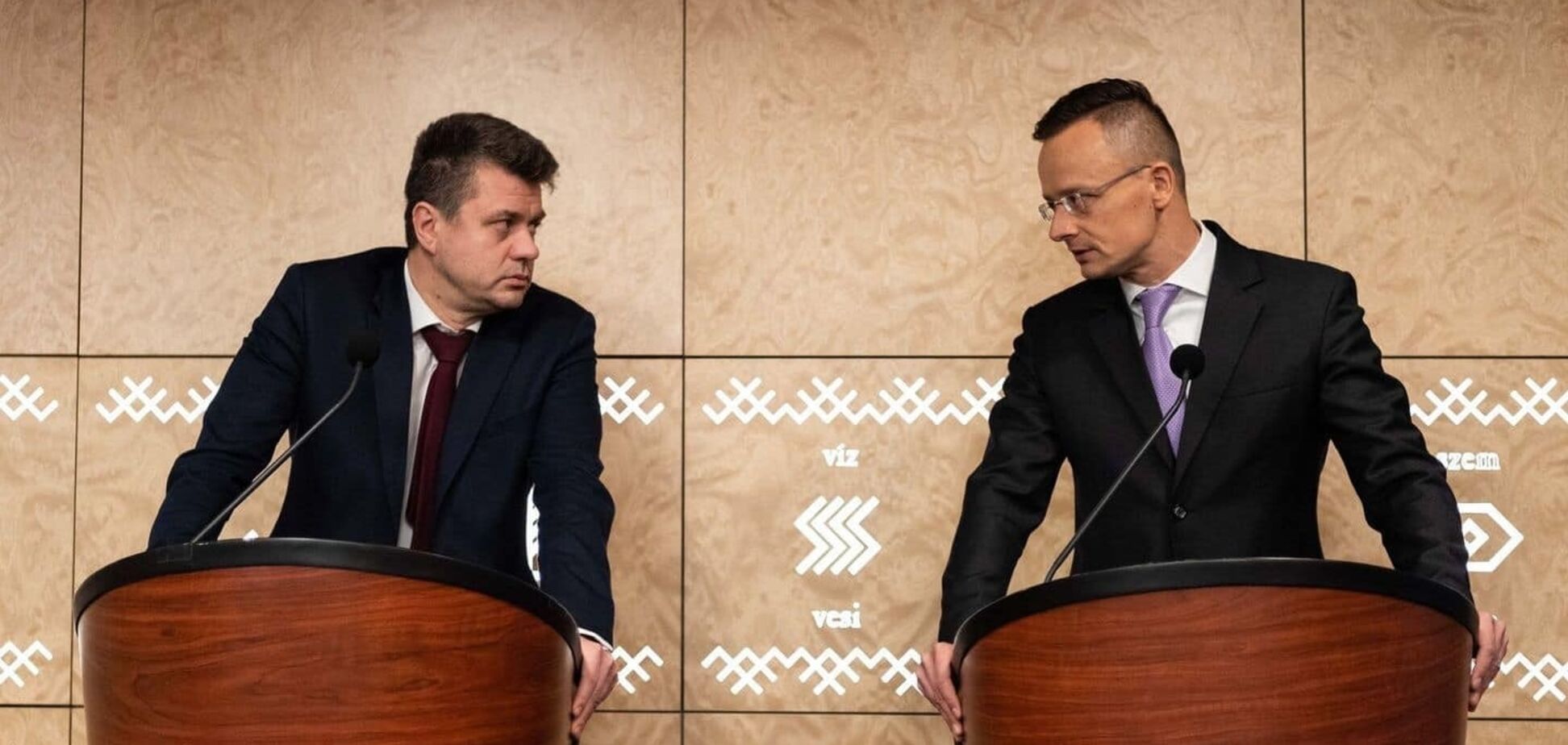 Сийярто заявил, что Венгрия не планирует ограничивать визы для россиян и против новых санкций в отношении РФ