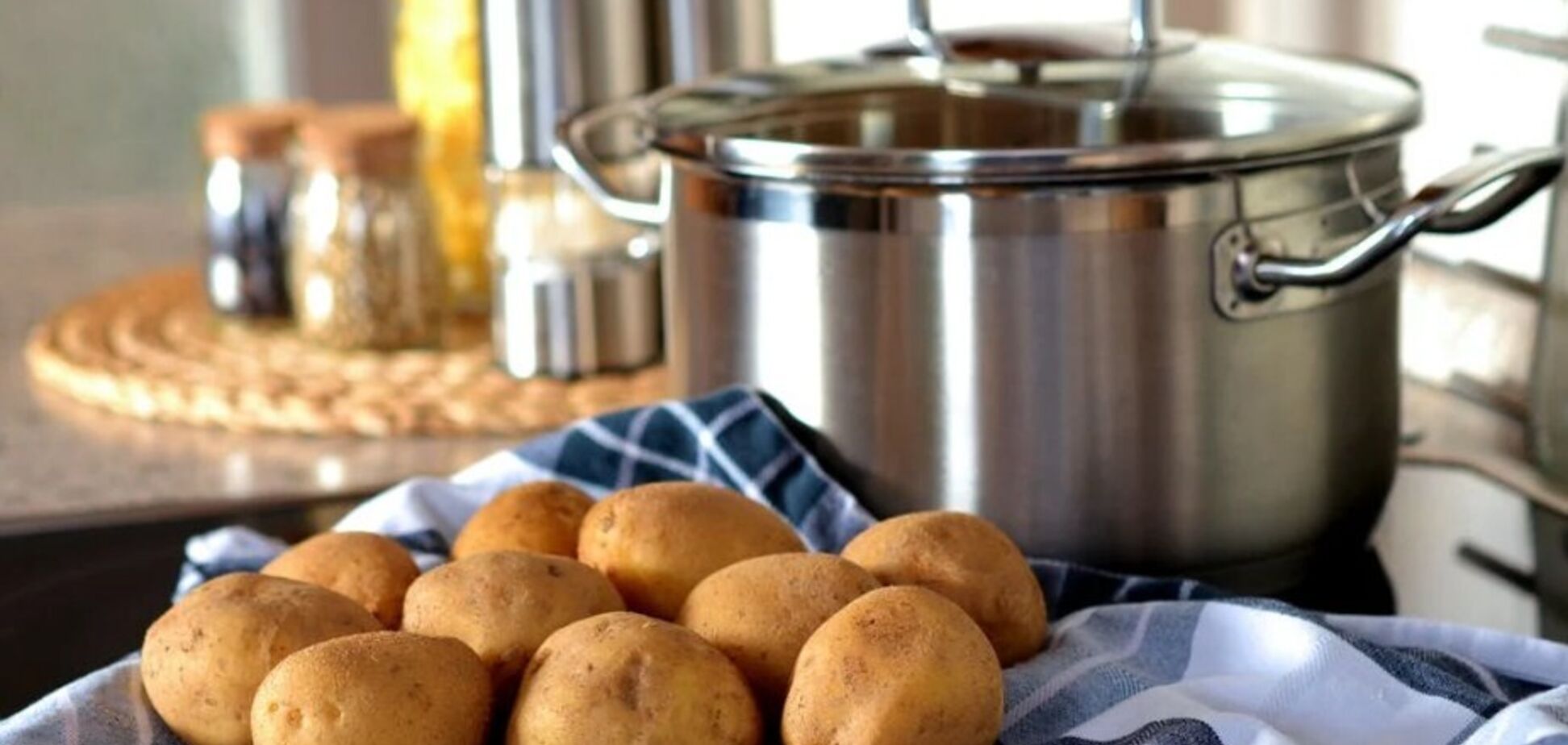 Як смачно приготувати тушковану картоплю на обід: що додати 