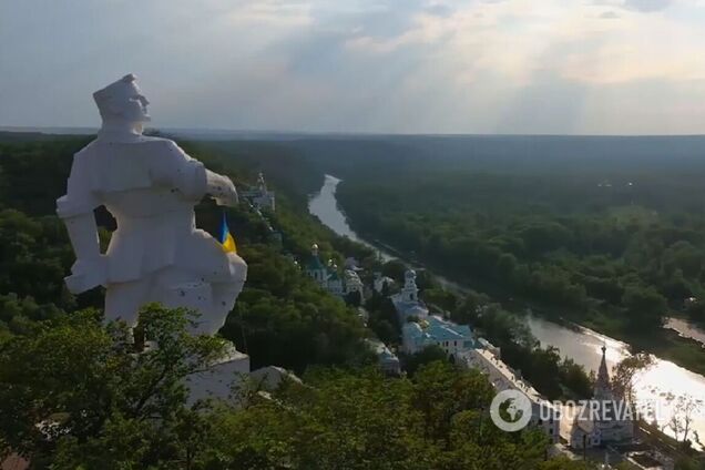 Українські захисники підняли прапор України над найвищою точкою Святогірська. Відео