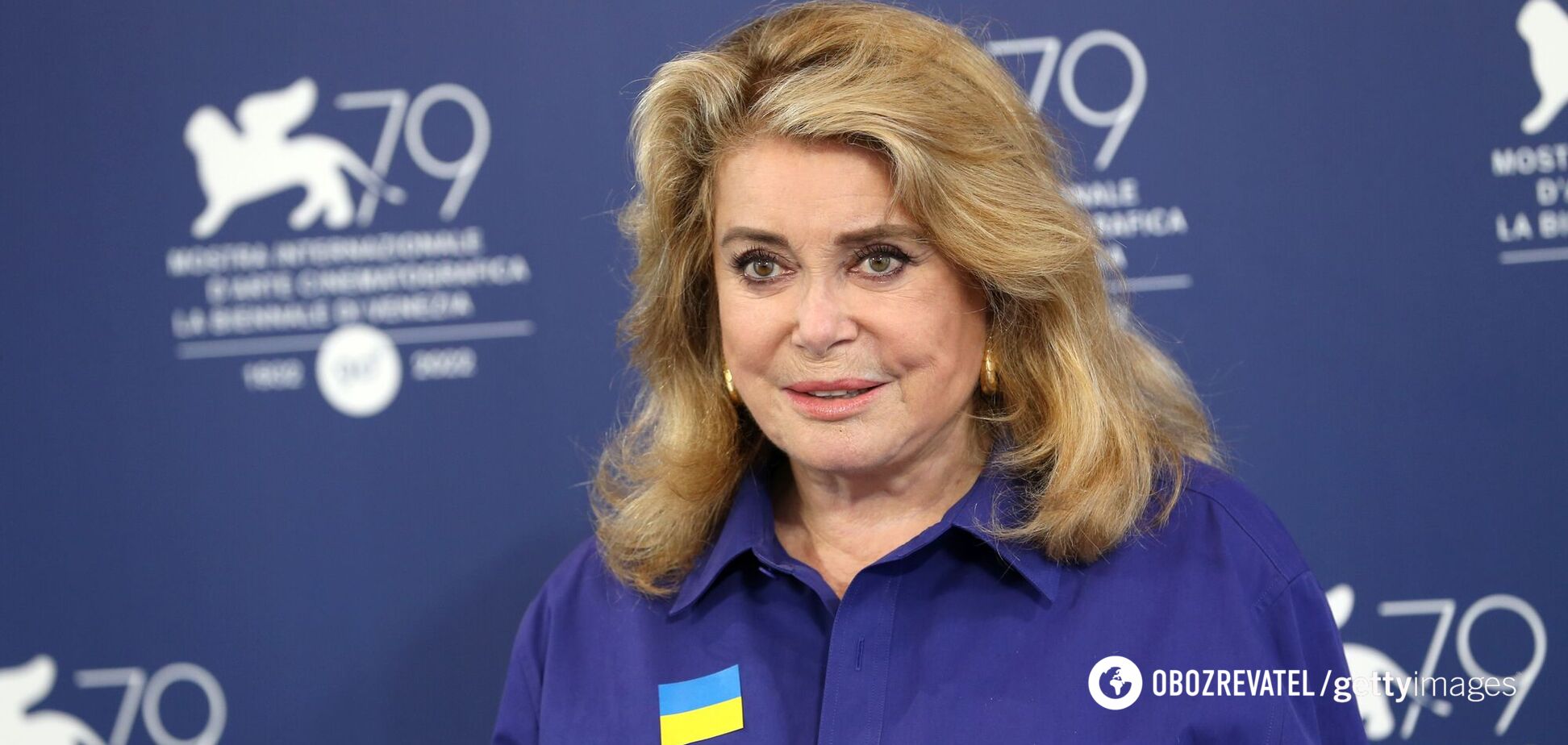Легенда французского кино Катрин Денев появилась на Венецианском фестивале с сине-желтым значком