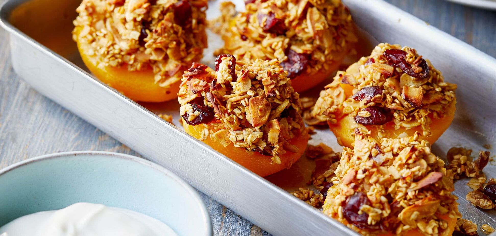 Запеченные персики с гранолой для завтрака: остаются сочными и полезными
