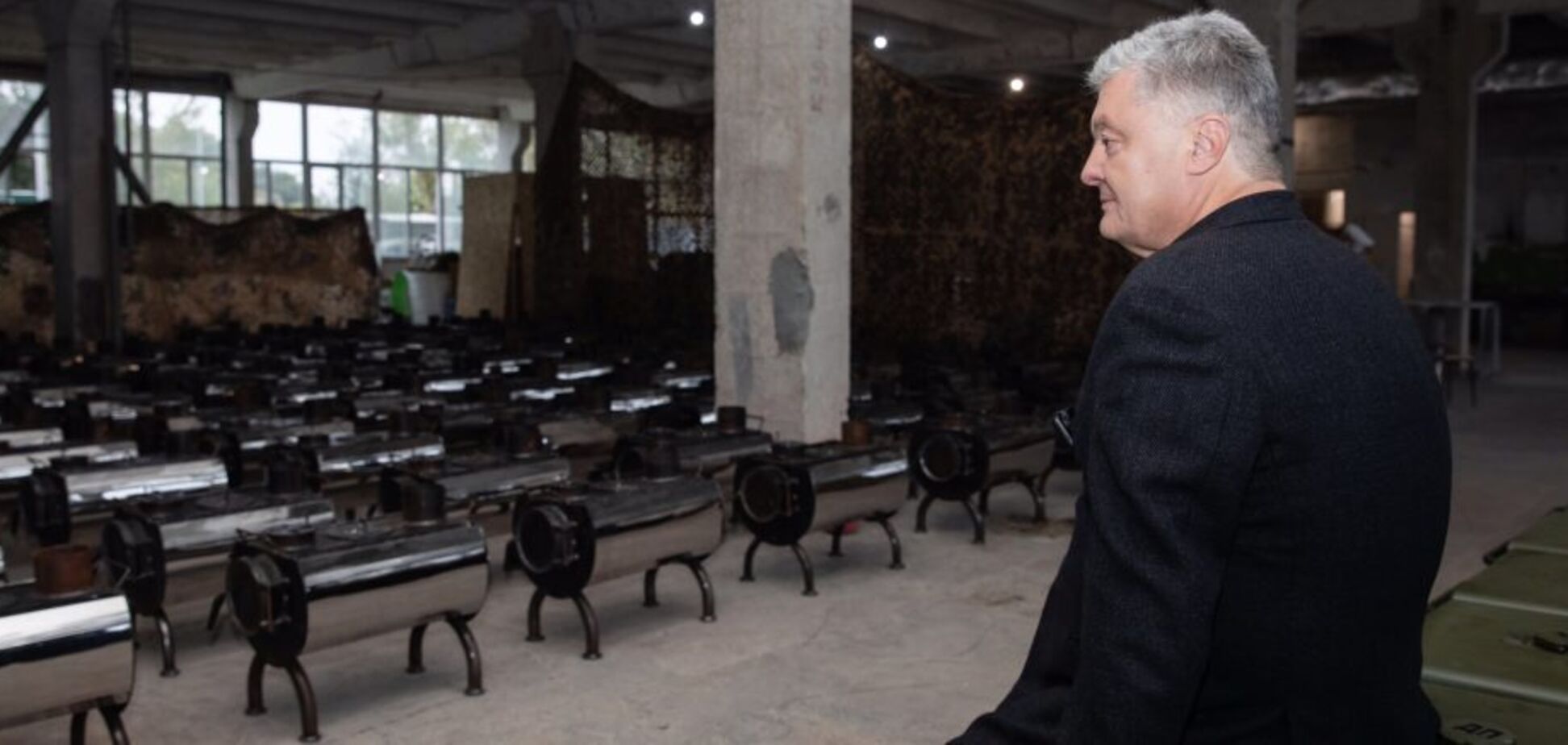 Порошенко с волонтерами передадут на фронт сотни печок-буржуек