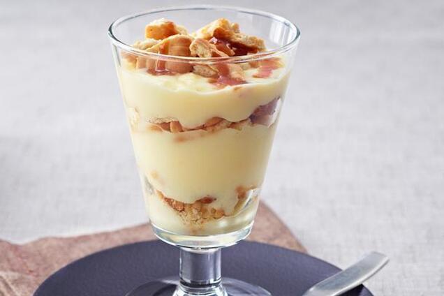 Элементарный десерт с вишнями в стакане: выпекать не придется