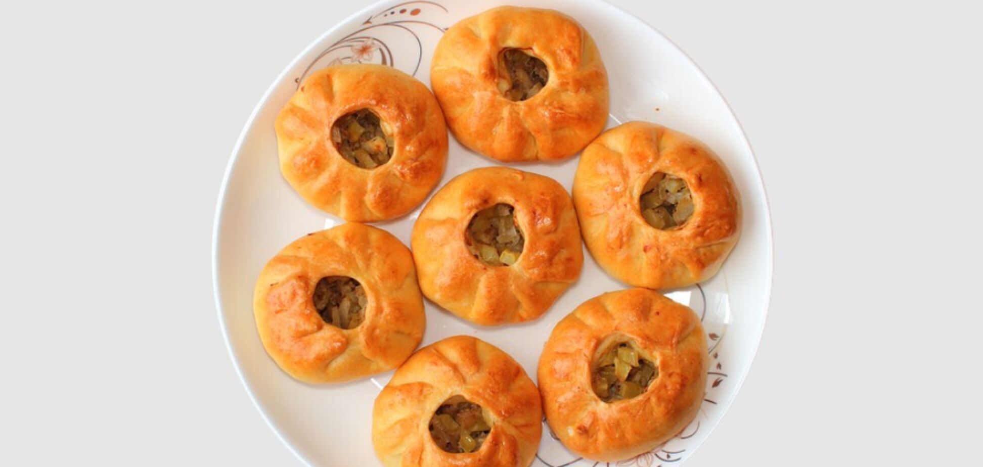 Із м'ясом та картоплею: рецепт відкритих татарських пиріжків у духовці