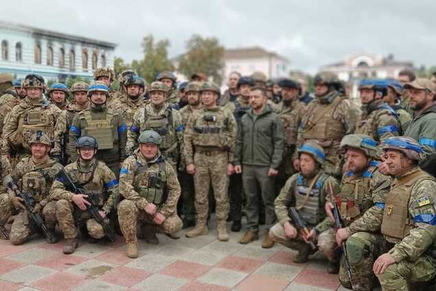 Зеленский приехал в освобожденный Изюм и поднял флаг Украины вместе с воинами. Фото