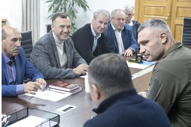 Столиця допоможе громадам Київщини у відбудові після руйнувань російських варварів, – Кличко