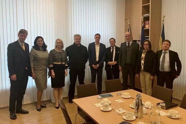 Порошенко на зустрічі з послами G7 та ЄС: більше зброї для України допоможе швидше перемогти Росію