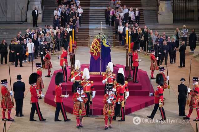 Королевский стражник потерял сознание у гроба Елизаветы II. Момент попал на видео