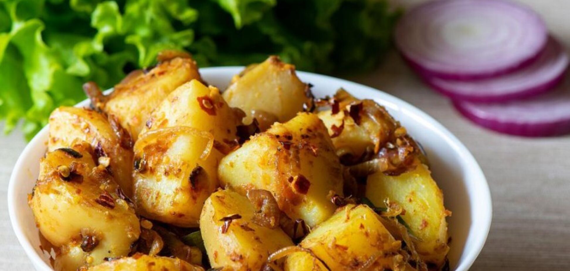Как вкусно запечь картофель за 5 минут: сытное блюдо без духовки