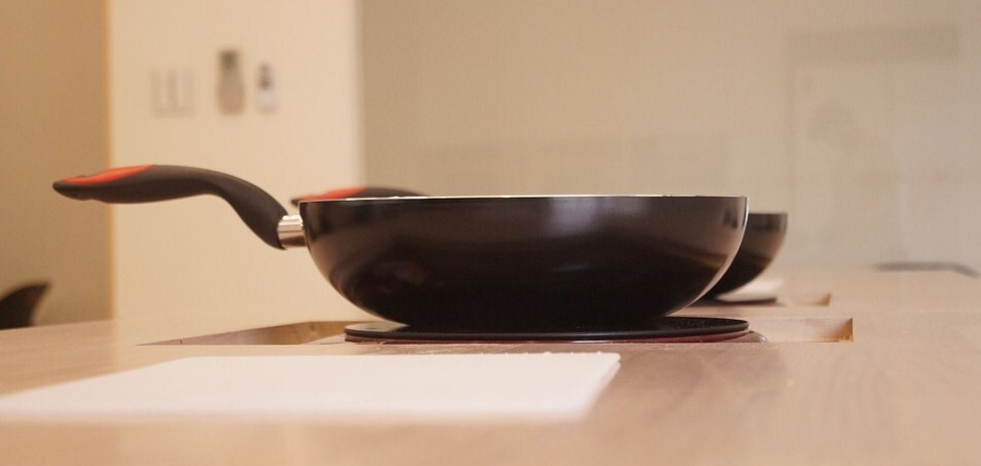 Как эффективно отчистить сковородку: способы для тефлоновой, керамической и алюминиевой