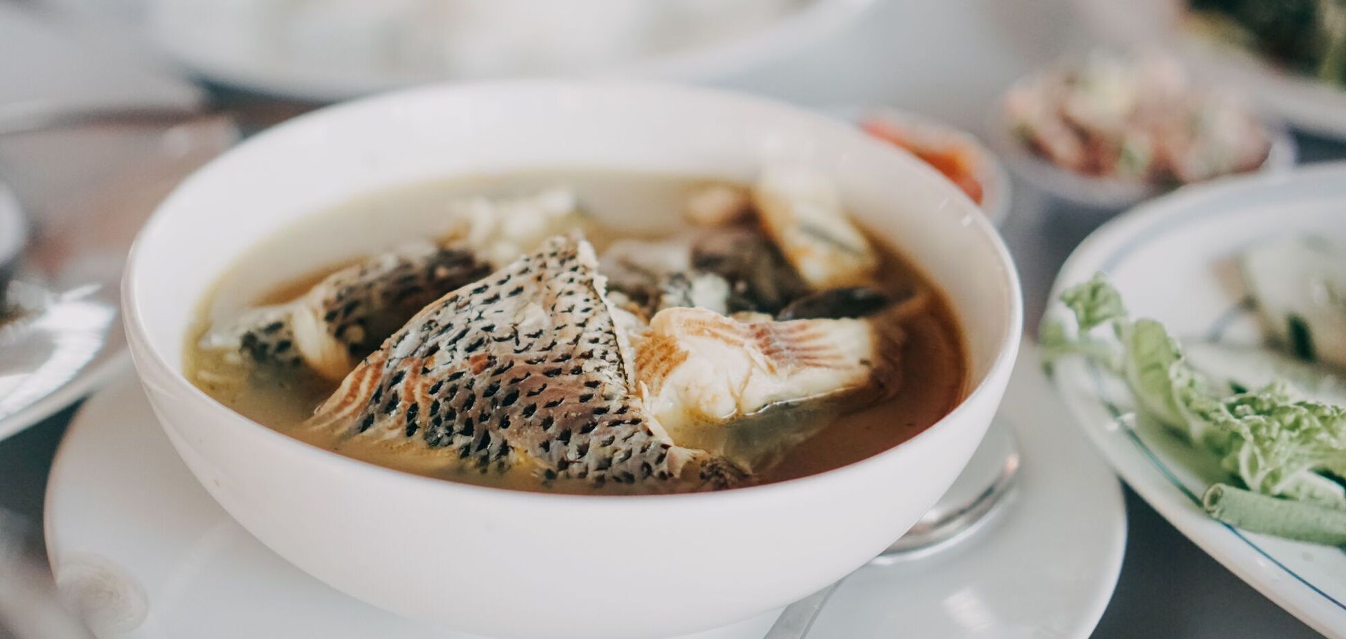 Из какой рыбы приготовить бюджетный суп: чистить не придется