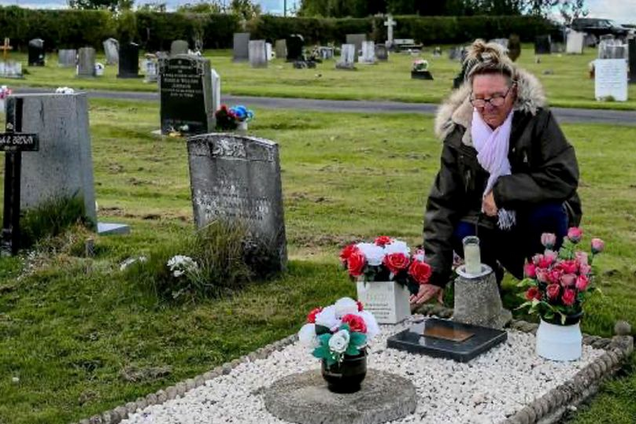 Женщина 43 года ходила на могилу отца, пока не узнала о большой ошибке